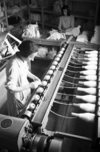 Produzione di maglieria d'angora - filatura della lana - operaia