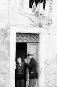 Roma - isola Tiberina. Coppia di anziani davanti all'uscio della loro abitazione