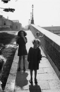 Roma - isola Tiberina. Gruppo di tre giovani fanciulle su uno dei ponti di accesso all'isola
