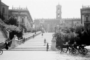 Roma - piazza del Campidoglio. veduta della scalinata che porta alla piazza con un calesse in primo piano