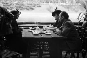 Roma - parco del Valentino. Un gruppo di persone sedute a un tavolo per il pranzo nei pressi di un laghetto