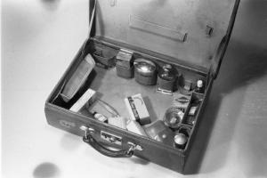 Valigia Bombacci - Nécessaire di Benito Mussolini. Ripresa degli oggetti contenuti nella valigia