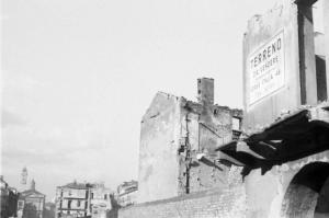 Italia Dopoguerra. Milano - piazza Vetra - Scorcio della piazza con una coppia di edifici sventrati in vendita in primo piano