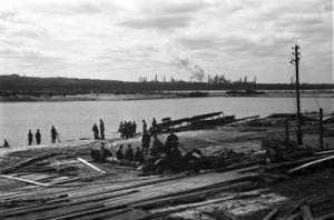 Campagna di Russia. Ucraina - Dnipropetrovs'k - fiume Dnepr - legname e militari lungo le sponde