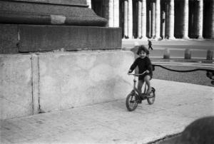 Roma. Scorcio del colonnato di Piazza San Pietro con bambino in bicicletta