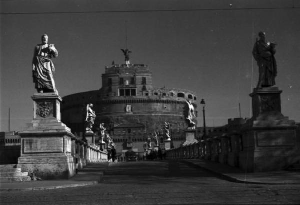Roma. Veduta di Ponte Sant'Angelo con il castello, in origine mausoleo, sullo sfondo