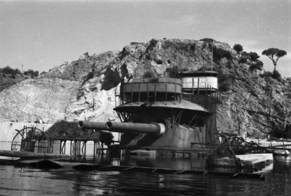 Italia Dopoguerra. Porto di Savona - nave militare affondata a seguito dei bombardamenti