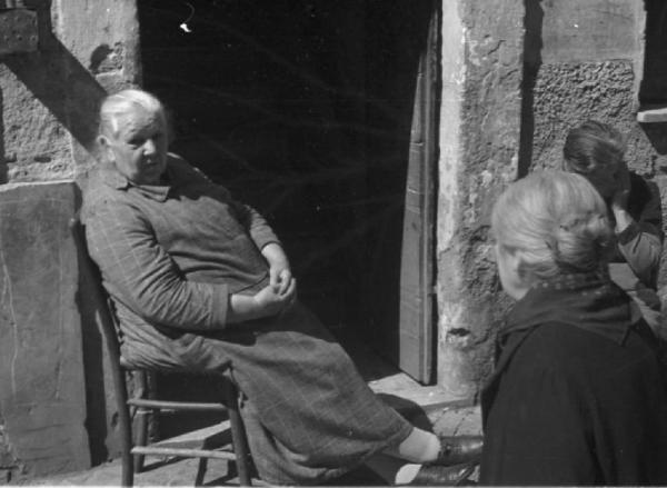 Castel Gandolfo. Scene di vita quotidiana - gruppo di donne anziane fa conversazione davanti alla soglia di un'abitazione
