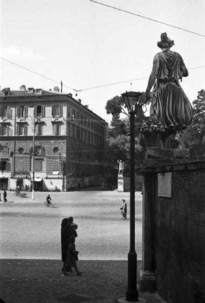 Roma. Scorcio di Piazza del Popolo. Statua del gruppo scultoreo che orna l'esedra sotto il Pincio visibile sulla destra