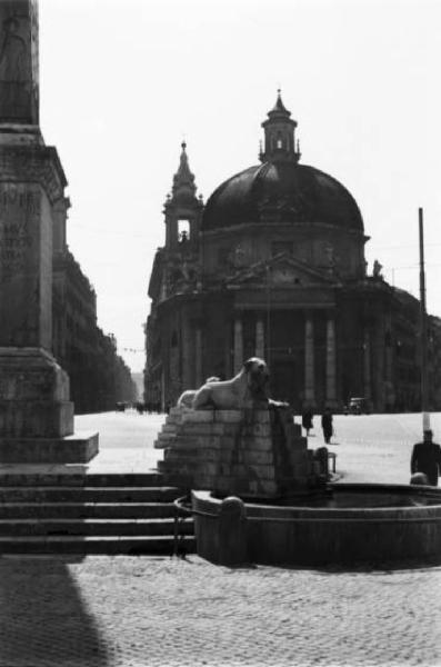 Roma. Scorcio di Piazza del Popolo. Sulla sinistra è parzialmente visibile l'obelisco Flaminio e una delle vasche d'acqua con leone; sullo sfondo la chiesa gemella di Santa Maria dei Miracoli