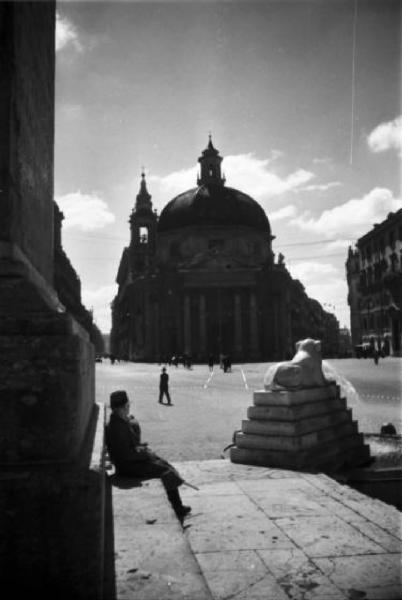 Roma. Scorcio di Piazza del Popolo dall'obelisco Flaminio in direzione del "tridente". Sullo sfondo è visibile Santa Maria dei Miracoli