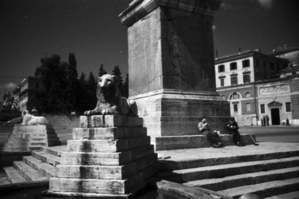 Roma. Scorcio di Piazza del Popolo. In primo piano le vasche con leoni ai piedi dell'obelisco