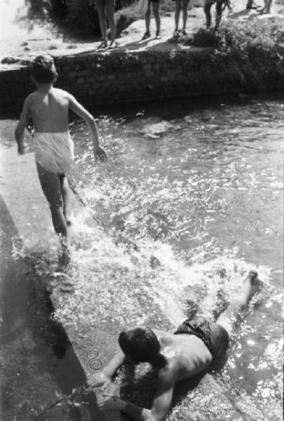 Milano - Naviglio - gruppo di bambini gioca con l'acqua del canale
