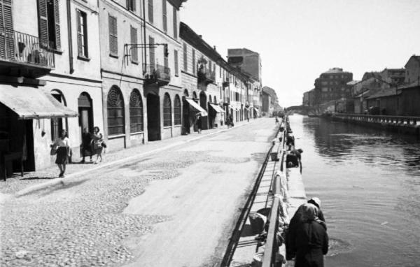 Italia Dopoguerra. Milano - La sponda del naviglio