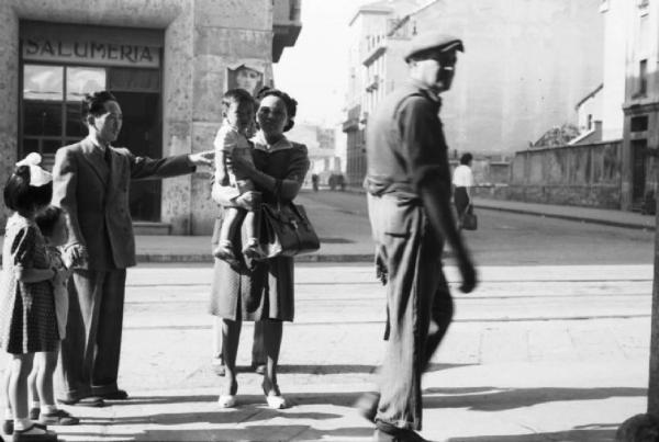 Italia Dopoguerra. Milano - Quartiere cinese - coppia di cinesi con alcuni bambini per le strade della città