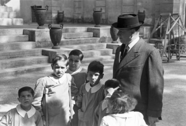 Roma. Quirinale - esterno.Il Generale Graziani con un gruppo di bambini mutilati