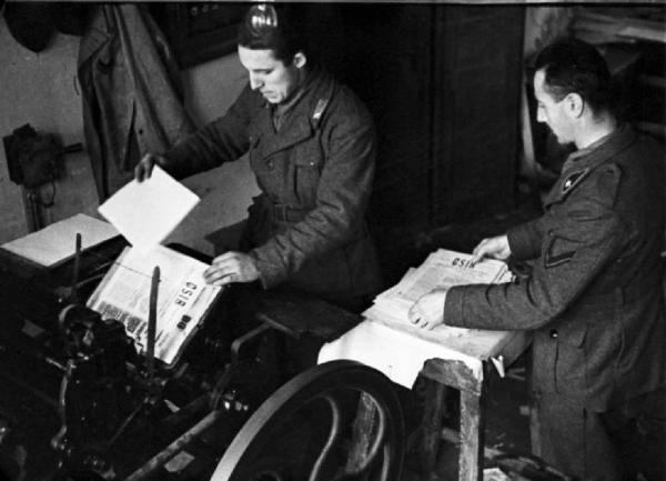 Campagna di Russia. Ucraina - Synel'nykove (Sinelnikovo) - ex tipografia di Stalin - militari italiani preparano il giornale del C.S.I.R