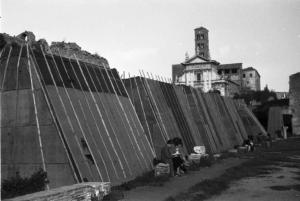 Roma. Scorcio del Fori Imperiali - strutture per la protezione dei monumenti durante il periodo di guerra
