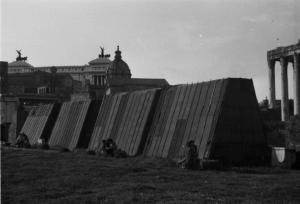 Roma. Scorcio del Fori Imperiali - strutture per la protezione dei monumenti durante il periodo di guerra. Sullo sfondo è appena visibile l'Altare della Patria