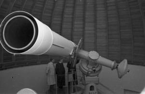 Castel Gandolfo. Specola Vaticana - Padre Stein, direttore dell'osservatorio astronomico, mostra il telescopio ad alcune persone