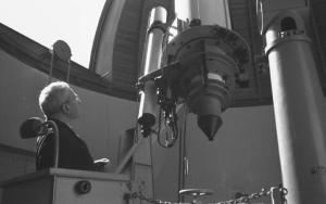 Castel Gandolfo. Specola Vaticana - Padre Stein, direttore dell'osservatorio astronomico, osserva alcuni meccanismi di regolazione del telescopio