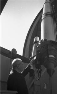 Castel Gandolfo. Specola Vaticana - Padre Stein, direttore dell'osservatorio astronomico, muove alcuni meccanismi di regolazione del telescopio