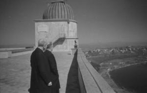 Castel Gandolfo. Specola Vaticana - Padre Stein osserva il panorama dalla terrazza dell'osservatorio astronomico