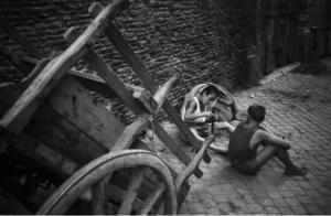 Italia Dopoguerra. Roma - Quartiere Trastevere - bambini seduti per strada - carretto