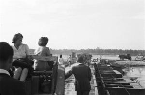 Italia Dopoguerra. Viaggio da Milano a Genova - Un ponte di barche sul fiume Po attraversato da carrozze trainate da cavalli