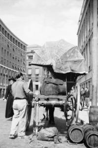 Italia Dopoguerra. Roma - ambulante con carro carico di botti