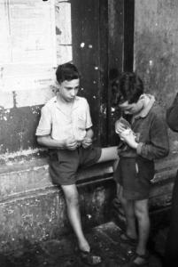 Italia Dopoguerra. Roma - Coppia di bambini appoggiati alla facciata di un edificio
