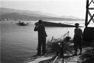 Italia Dopoguerra. Porto di Savona - imbarcazione affondata a seguito dei bombardamenti