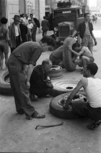 Italia Dopoguerra. Savona - Mercato nero, vendita di pneumatici da autocarro