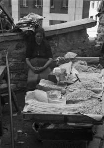 Italia Dopoguerra. Genova, Shangay Street - Una venditrice di granaglie