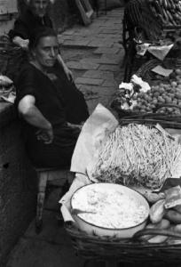 Italia Dopoguerra. Genova, Shangay Street - Una venditrice di ortaggi