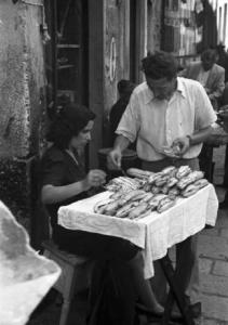 Italia Dopoguerra. Genova, Shangay Street - Venditori di panini