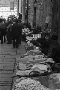Italia Dopoguerra. Genova, Shangay Street - Ambulanti a margine della via