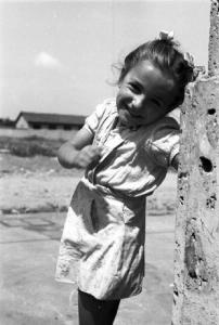 Italia Dopoguerra. Milano - Periferia - Baracche - Ritratto femminile, bambina