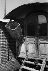 Italia Dopoguerra. Milano - Periferia - Baracche - Carrozzone adibito ad abitazione - La soglia con una cesta appesa