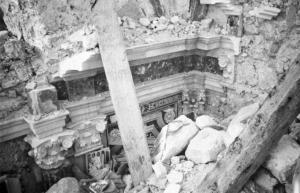 Italia Dopoguerra. Montecassino - Abbazia - Particolare di modanature e capitelli tra le macerie dell'edificio quasi completamente distrutto dai bombardamenti