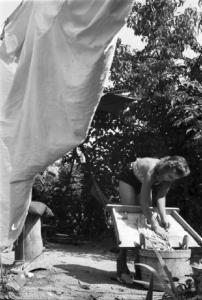 Italia Dopoguerra. Milano - Periferia - Baraccopoli - Giovane donna che lava i panni, Norma Barbieri "la lavandaia vamp"