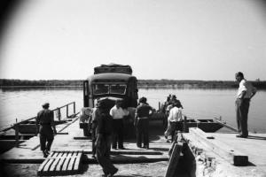 Italia Dopoguerra. Tratto di fiume Po nei pressi di Cremona - Approdo del traghetto che trasporta un camioncino