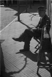 Castel Gandolfo. Scene di vita quotidiana - un uomo anziano seduto sulla panchina lungo un marciapiede