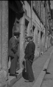 Castel Gandolfo. Scene di vita quotidiana - coppia di uomini chiacchiera sulla soglia di un edificio lungo una strada