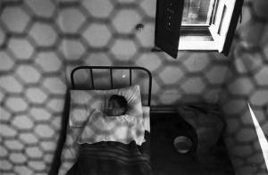 Italia Dopoguerra. Milano - Albergo popolare Camera da letto, interno - Ospite che dorme - Rete metallica