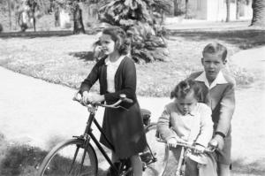 Roma. Quirinale - esterno. Il principe Vittorio Emanuele, Maria Beatrice e Maria Pia di Savoia in bicicletta