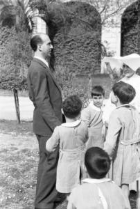 Roma. Quirinale - esterno. Il re Umberto II con alcuni bambini non vedenti