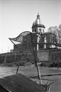 Roma. Scorcio del fiume Tevere. Chiesa sullo sfondo seminascosta da un retino per la pesca
