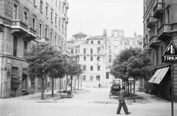 Italia Seconda Guerra Mondiale. Milano. La città dopo il bombardamento del 12 agosto 1943, una via deserta