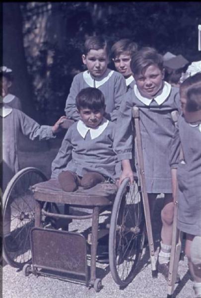 Roma. Quirinale - esterno. Ritratto di un gruppo di bambini mutilati su sedia a rotelle e stampelle